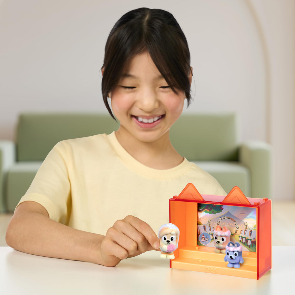Bluey Fuzzies Episode Pack: The Sign - 3 Flocked Mini-Figures, Display Case, Holographic Card & Collector's Guide (Series 1)