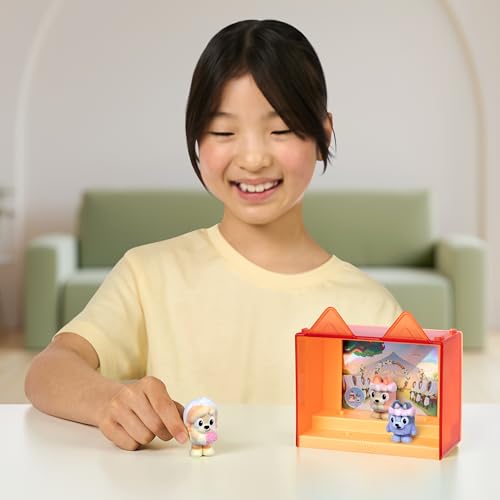 Bluey Fuzzies Episode Pack: The Sign - 3 Flocked Mini-Figures, Display Case, Holographic Card & Collector's Guide (Series 1)