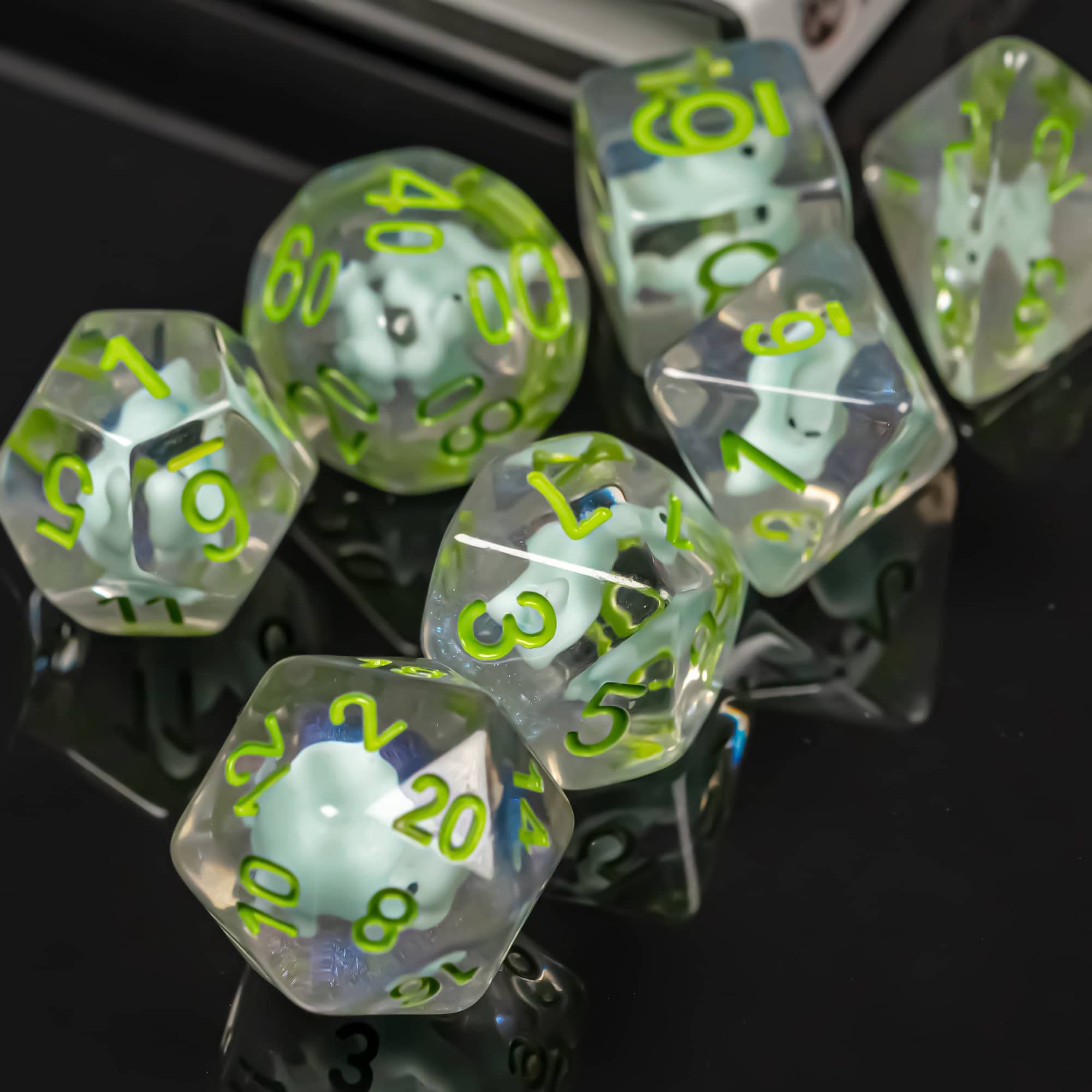 Cusdie 7-Die DND Dice Set with Dinosaur Figures Inside – Polyhedral RPG Dice (D4-D20)