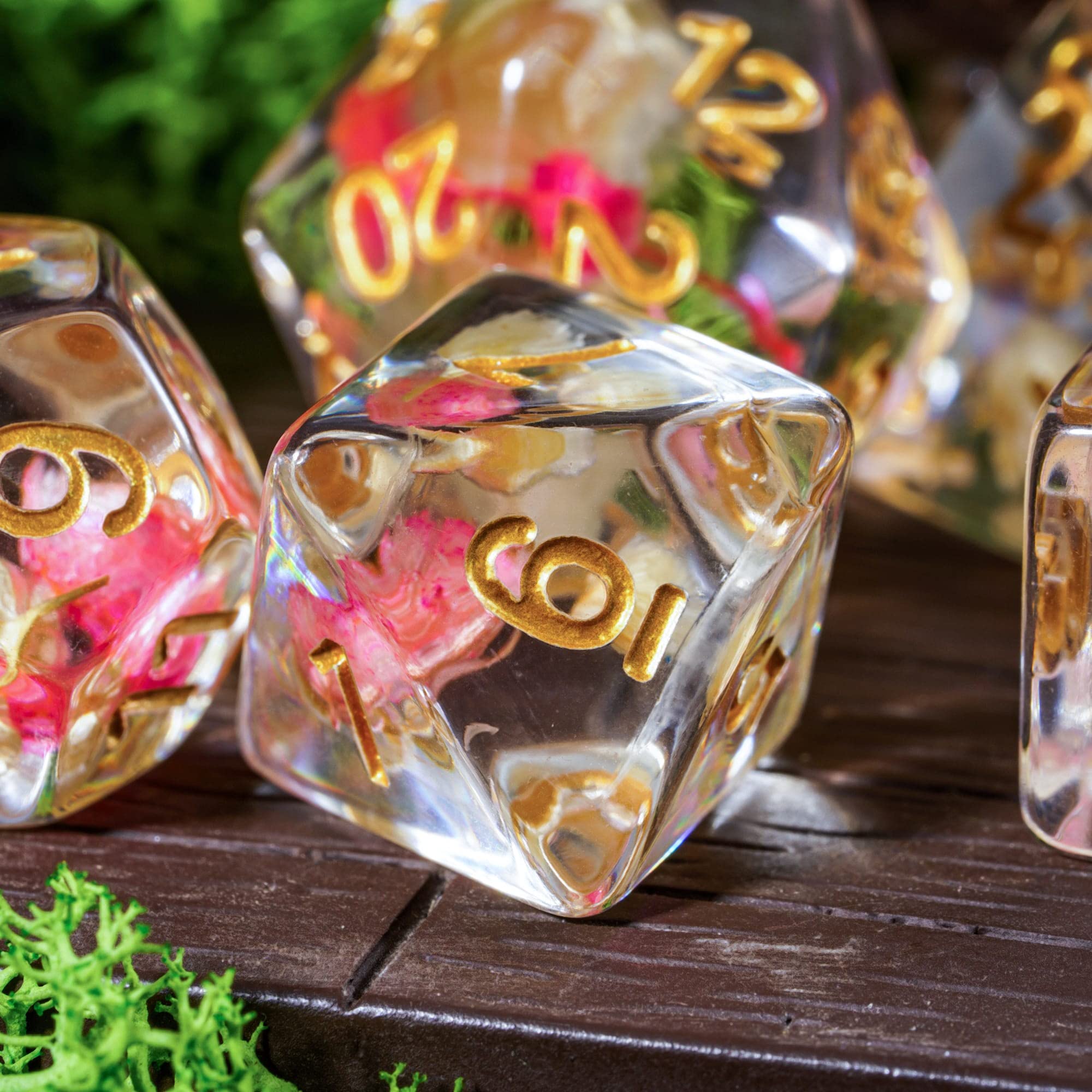 Cusdie 7-Die DND Dice Set with Real Flower Filling – Rose/White with Golden Numbers