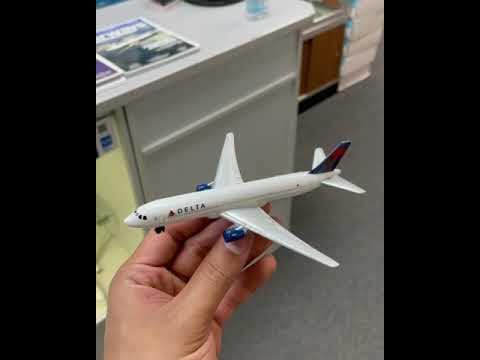 Daron Delta Air Lines Die-Cast Metal Airplane Toy – 5.75 inch Model with Rolling Wheels, Ages 3+