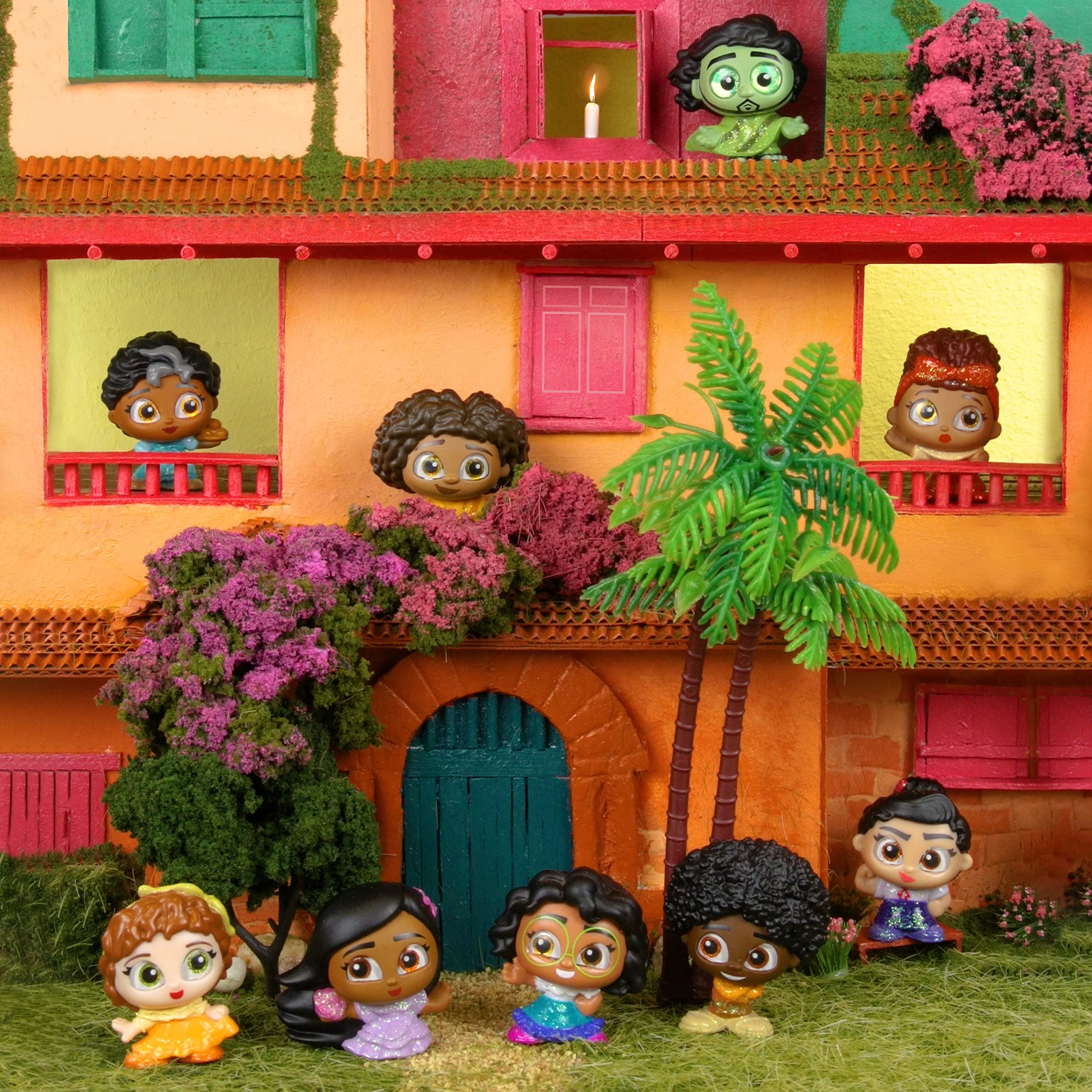 Disney Doorables Encanto Collection Peek – 9 Collectible Figurines in Casa Madrigal Box, Ages 5+