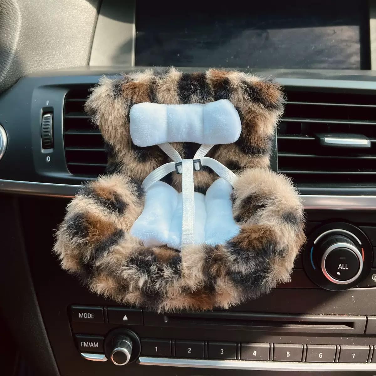 Doll Car Seat for 3–8 Inch Figures – Vent Clip & Desktop Stand, Cute Ornament for Collectors