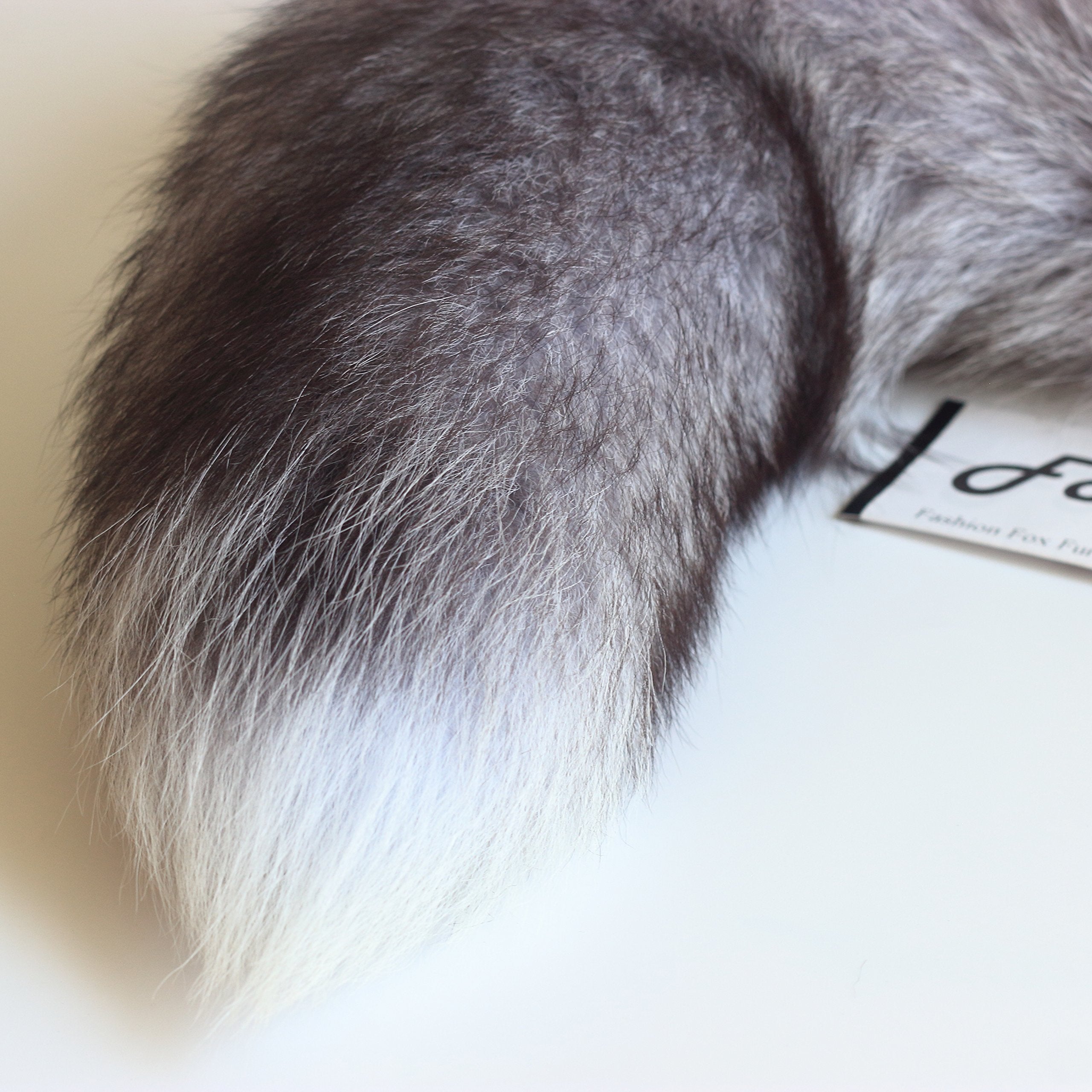 Fosrion Genuine Silver Fox Tail Keychain – Sky Grey Fur, 16 Inch, Zinc Alloy Clip for Bags & Cosplay