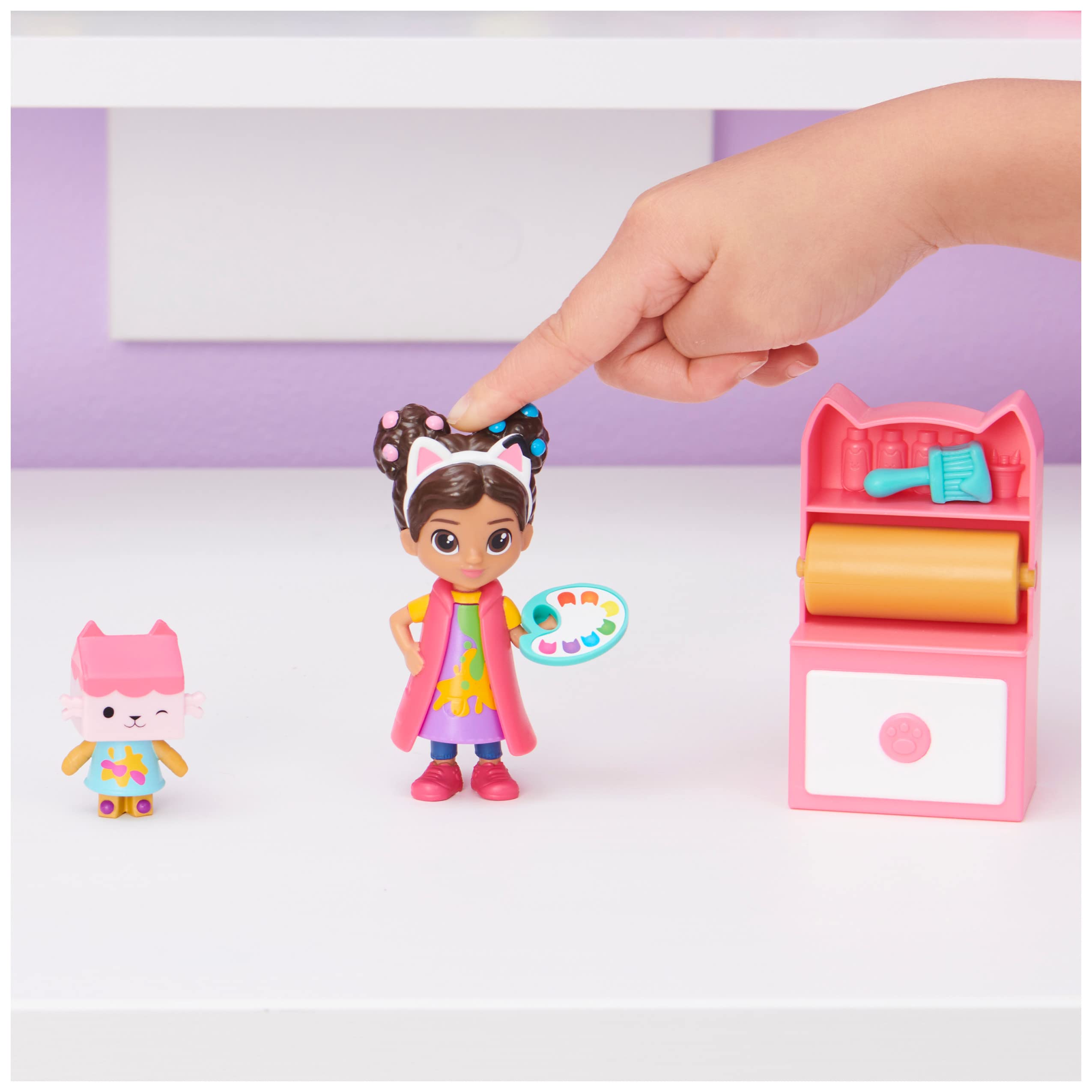 Gabby's Dollhouse Art Studio Set – Includes Gabby Girl Figure, Baby Box Cat, Art Cabinet & Mystery Accessory, for Kids Ages 3+