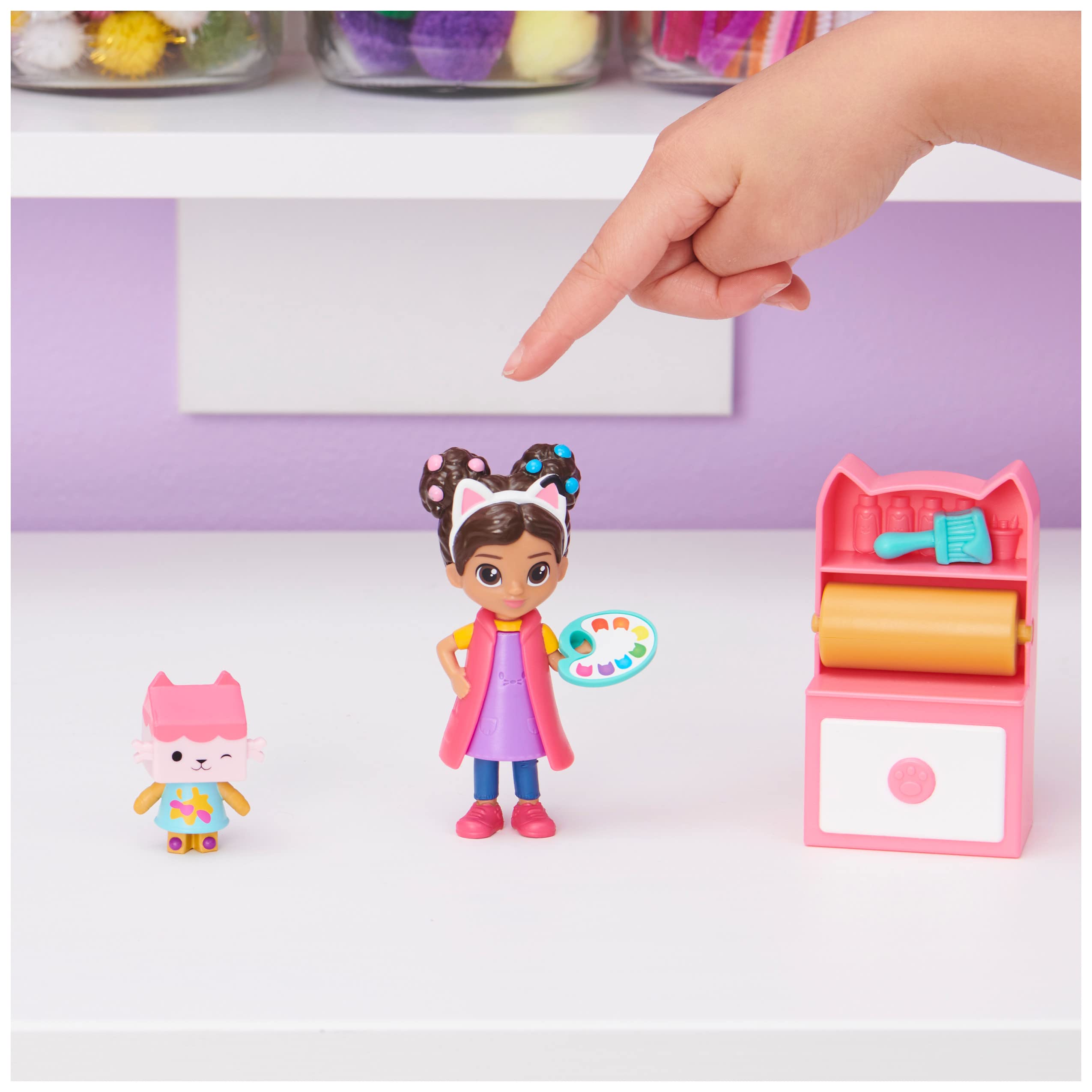Gabby's Dollhouse Art Studio Set – Includes Gabby Girl Figure, Baby Box Cat, Art Cabinet & Mystery Accessory, for Kids Ages 3+
