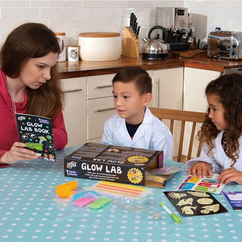 Galt Glow Lab Science Kit for Kids – 11 Glow Experiments, Ages 6+
