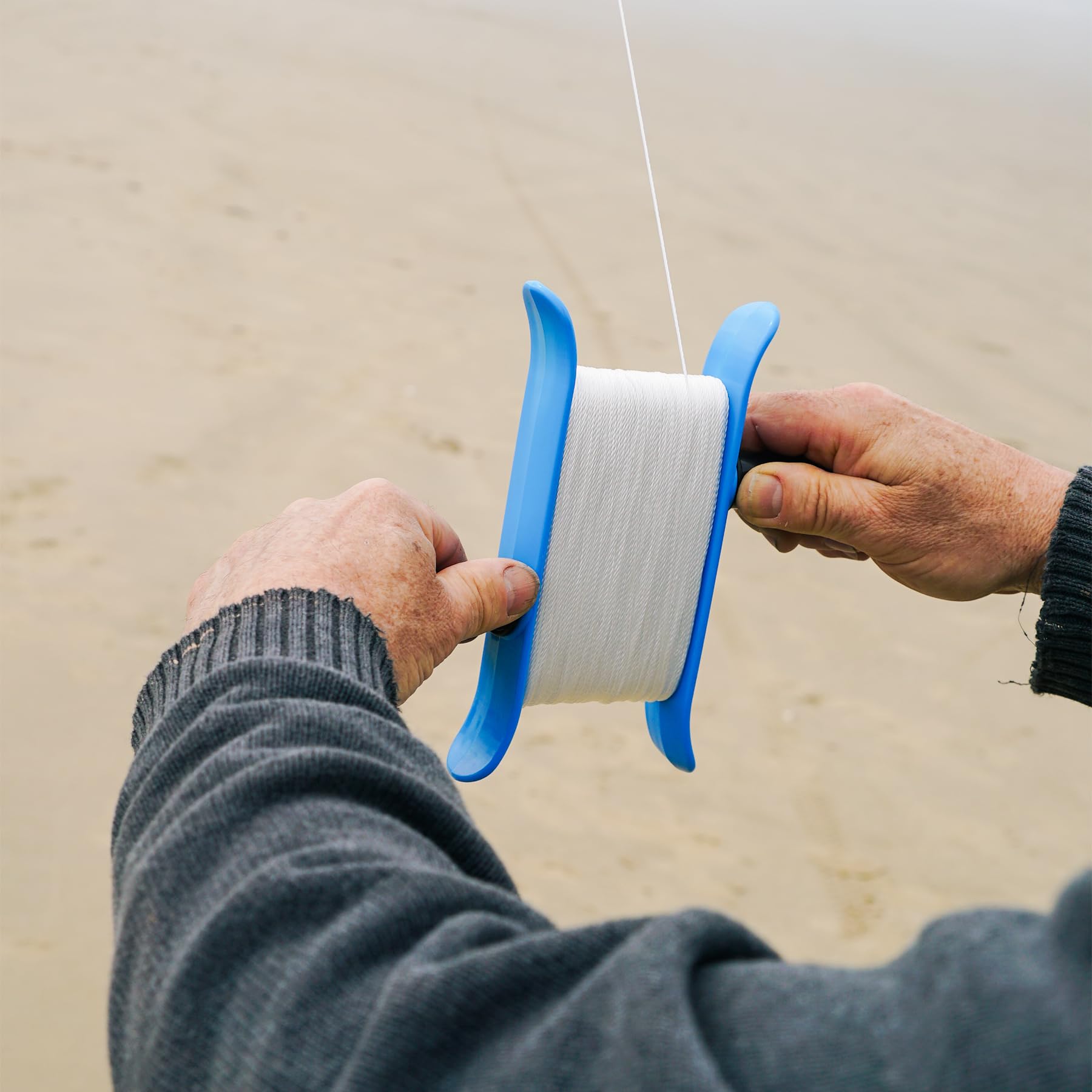 In the Breeze 3448 Breezy Winder – 50lb x 500' Twisted Kite Line with Attached Clip, Aqua