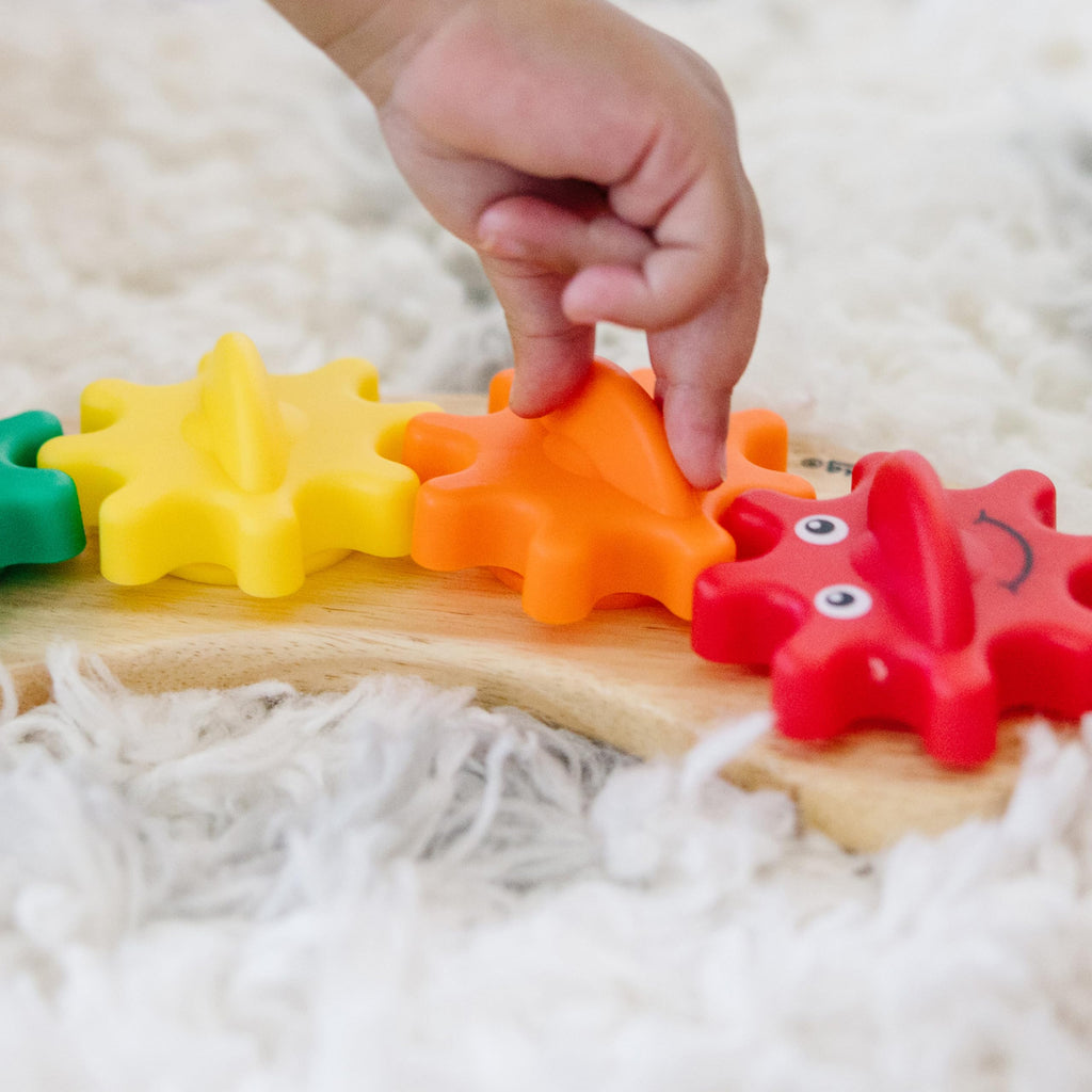 Melissa & Doug Rainbow Caterpillar Gear Toy – 6 Interlocking Wooden Gears for Toddlers