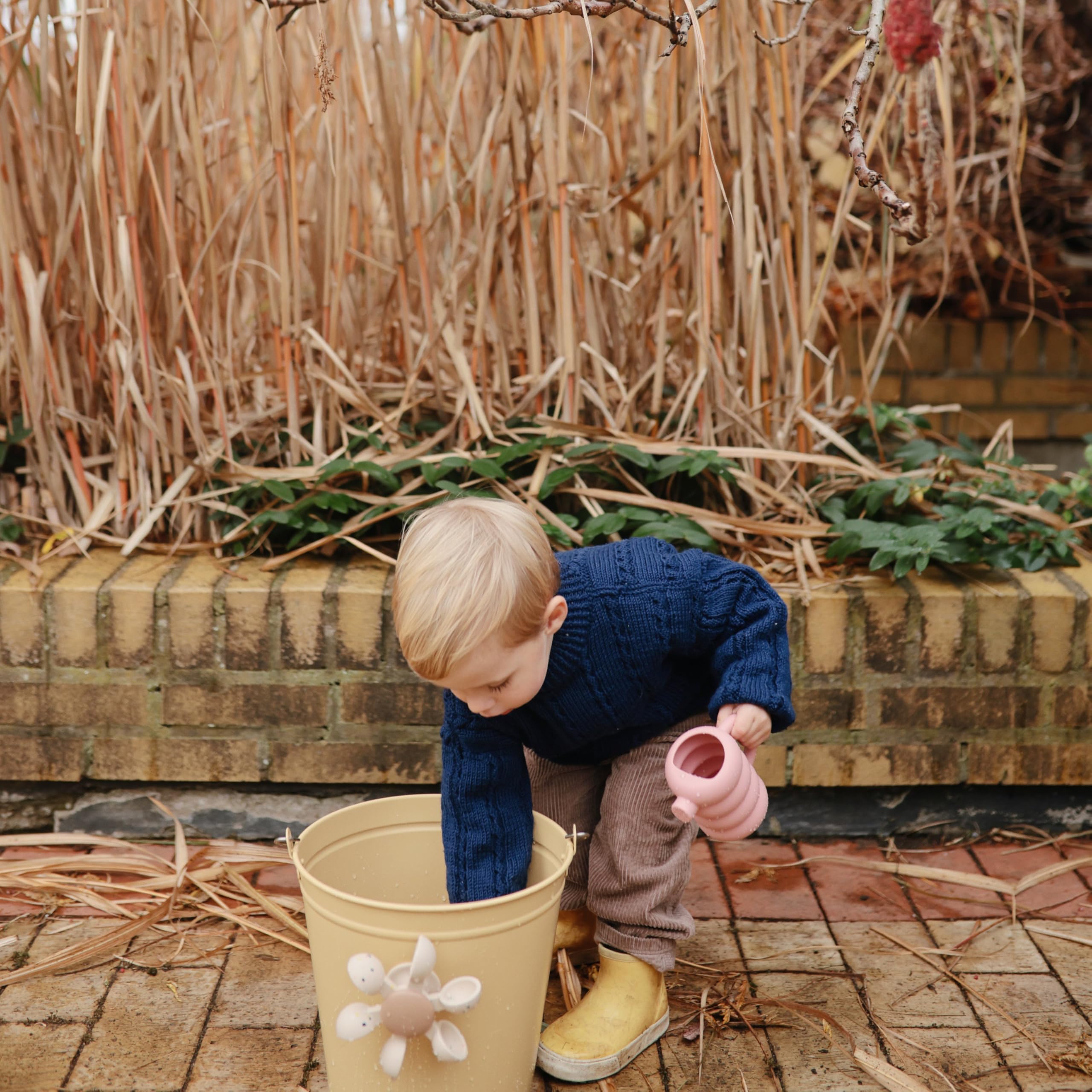 mushie Silicone Watering Can | Vanilla Confetti | Bath & Outdoor Toddler Toy 10M+