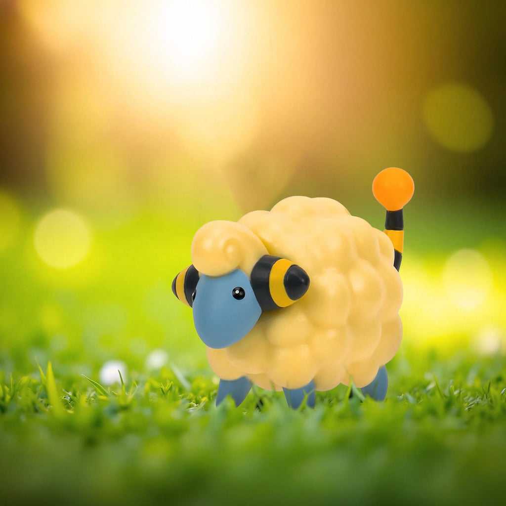 PKW3137 Clip 'n' Go Poké Balls: Voltilamm & Level Ball Set with 5 cm Figure