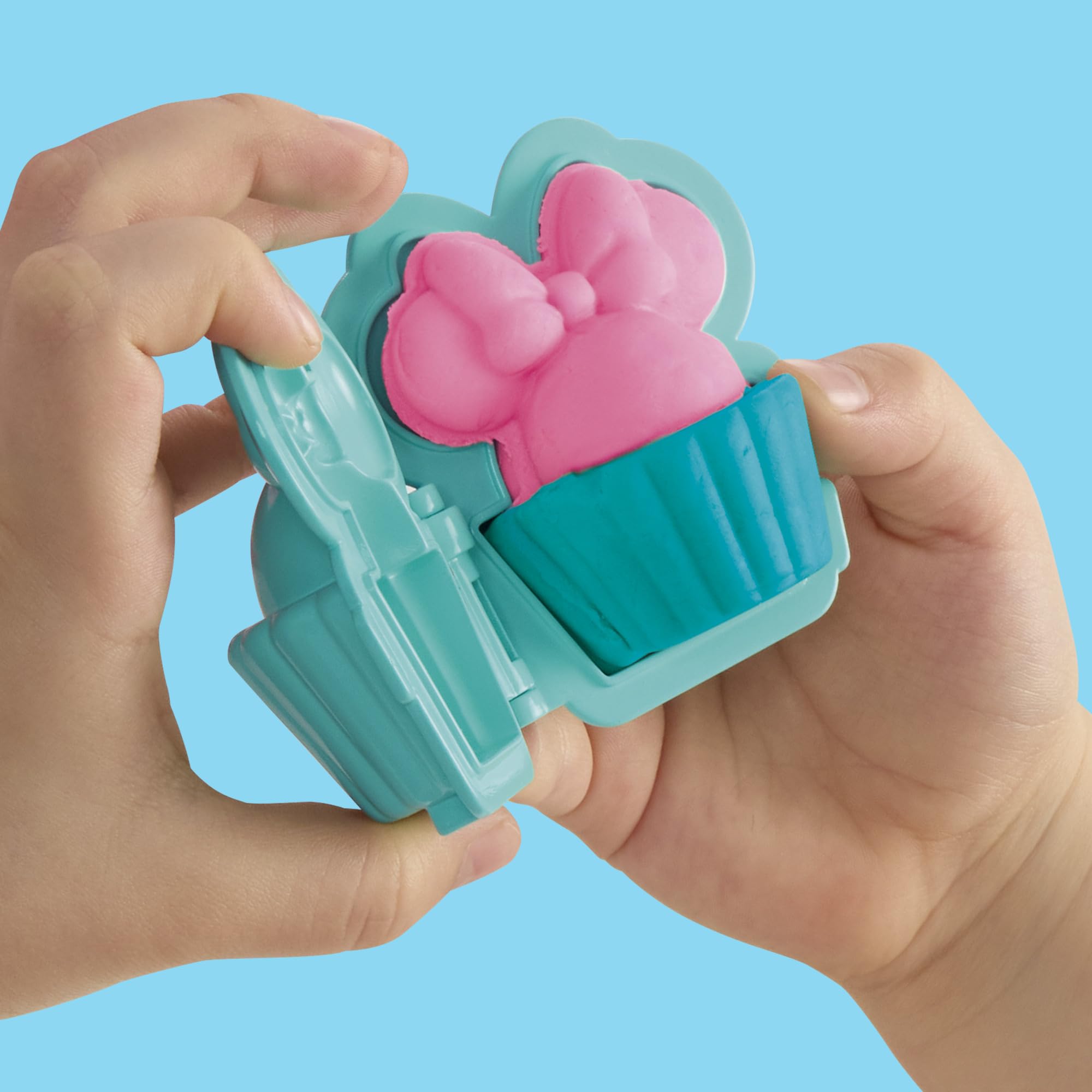Play-Doh Disney Minnie Mouse On-the-Go Bakery Playset with Stamper Figure & 3 Cans, Toddler Arts & Crafts Toy for Ages 2+