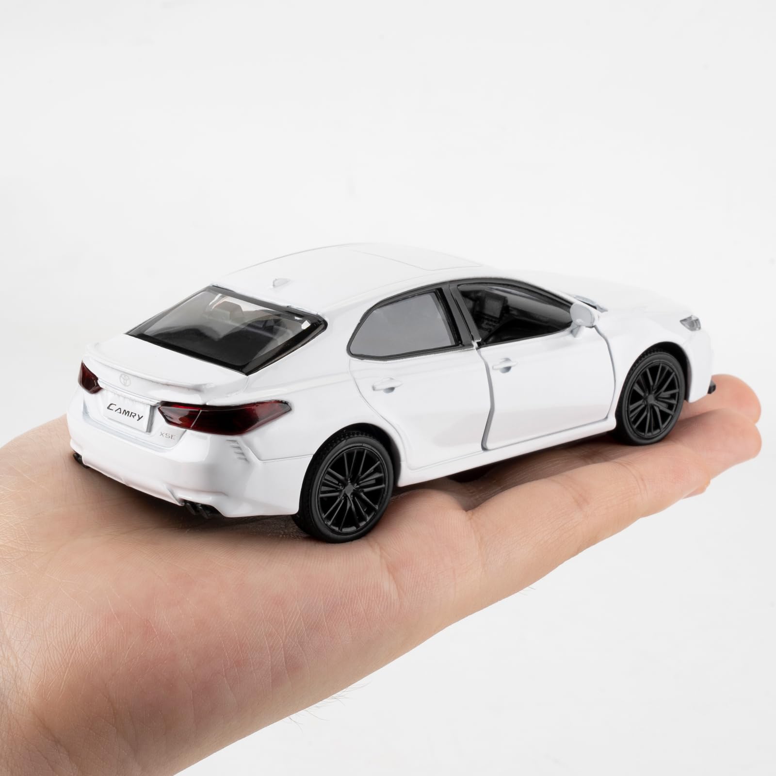 RMZ City 1:36 Camry XSE Diecast Model Car, White – Pull Back with Opening Doors