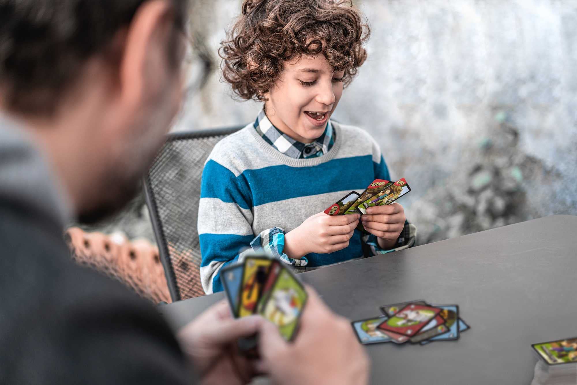 UNO Minecraft Card Game – 112 Cards with Creeper Action, Storage Tin, for 2-10 Players Ages 7+