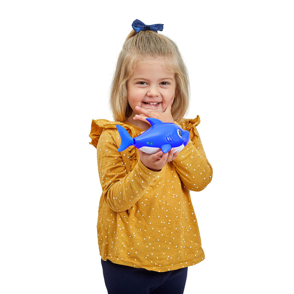 ZURU Robo Alive Junior Daddy Shark Bath Toy – Singing and Swimming with New Silicon Fins (Blue)