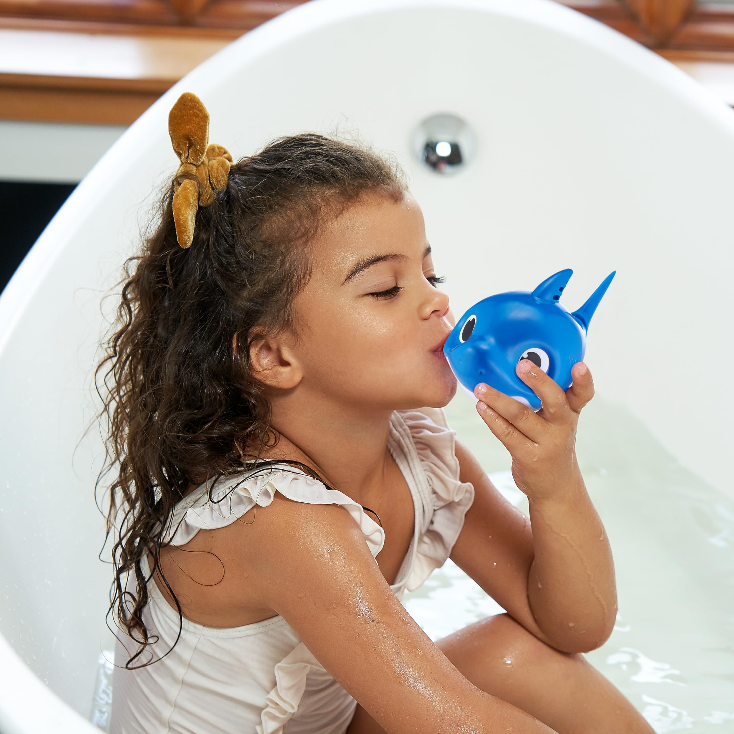 ZURU Robo Alive Junior Daddy Shark Bath Toy – Singing and Swimming with New Silicon Fins (Blue)